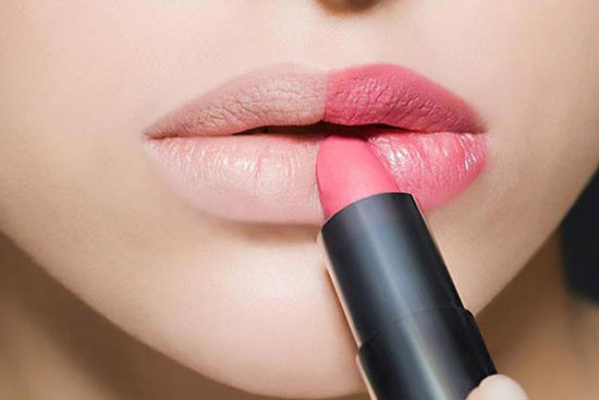 Điều này sẽ giúp làm đầy các nếp nhăn ở môi, khi tô son trông môi sẽ căng mọng hơn và đồng thời ngăn chặn việc tạo thành các rãnh son trên những nếp nhăn môi.