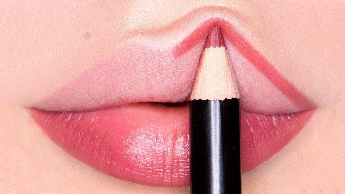 Trước khi tô son, bạn có thể vẽ thêm đường viền môi cho đôi môi thêm sắc nét.