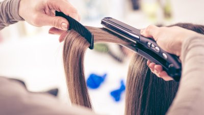 Formaldehyde (cũng là một asthmagen - chất gây độc thần kinh) từng được sử dụng trong nhiều sản phẩm chăm sóc cá nhân như chất khử trùng. Tuy hiện nay việc sử dụng đã giảm, nhưng một số sản phẩm duỗi tóc keratin vẫn dựa trên tính chất làm cứng tóc của formaldehyde và giải phóng một lượng lớn hóa chất này.