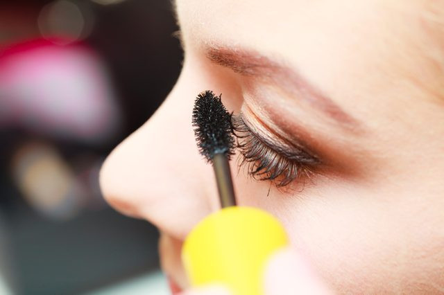  3 Sản phẩm gốc dầu Có mặt trong mascara Tại sao nên tránh: Các thành phần chiết xuất từ dầu mỏ này có thể gây viêm da tiếp xúc và thường bị nhiễm các tạp chất gây ung thư. Chúng được sản xuất trong các nhà máy lọc dầu cùng lúc với nhiên liệu ô tô, dầu sưởi và nguyên liệu hóa học.