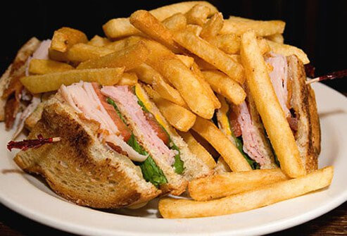  11. Chú ý khi ăn hàng Khi bạn ra ngoài ăn hãy cẩn thận về chất lượng và số lượng tiêu thụ thực phẩm. Xem xét các thành phần muối, calo và chất béo bão hòa. Đừng chọn món kích thước lớn. Và hãy thức ăn nướng, hấp thay vì chiên.