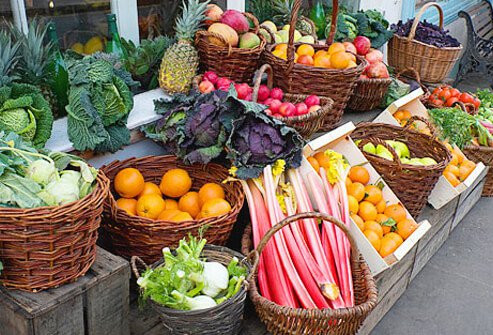  3. Ăn thực phẩm tốt cho tim Hãy tích cực ăn các loại trái cây và rau quả. Chia nhiều phần ăn trong ngày có thể giúp giảm cholesterol LDL. Hơn nữa, những thực phẩm này có chất chống oxy hóa có lợi. Ngoài ra, ăn nhiều rau và trái cây thường dẫn đến ăn ít thực phẩm giàu chất béo hơn. Điều này có thể làm giảm huyết áp, thúc đẩy giảm cân.