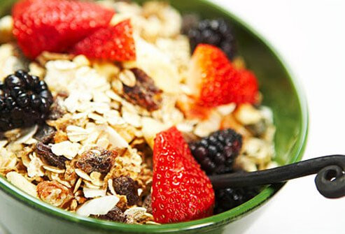  5. Bắt đầu ngày mới với ngũ cốc nguyên hạt Bột yến mạch hoặc ngũ cốc nguyên hạt có chất xơ và carbohydrates phức tạp giúp bạn cảm thấy no lâu hơn, vì vậy bạn sẽ ít có khuynh hướng ăn quá nhiều vào cuối ngày. Những bữa sáng này giúp giảm cholesterol LDL và có thể giúp kiểm soát cân nặng của bạn.