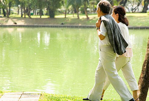  10. Tích cực đi bộ Đi bộ rất dễ dàng, và rất có lợi ích sức khỏe, có thể làm giảm nguy cơ đột quỵ và bệnh tim, giúp bạn giảm cân, duy trì sự cân bằng và giữ cho xương chắc khỏe. Đi bộ dù quãng ngắn cũng tốt hơn nhiều so với không đi bộ.