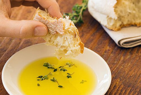  7. Chất béo bão hòa bảo vệ tim Nhu cầu chất béo hàng ngày của chúng ta chỉ bằng một phần ba lượng calo hàng ngày. Chất béo không bão hòa (trong dầu canola, dầu ôliu và dầu rum) làm giảm mức cholesterol LDL. Chất béo bão hòa (trong bơ và dầu cọ) và chất béo chuyển hóa làm tăng cholesterol LDL. Tất cả chất béo đều có calo, nên bạn cần kiểm soát mức tiuê thụ mỗi ngày.