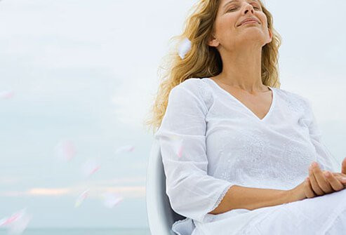  12. Tránh căng thẳng Căng thẳng, stress có thể làm tăng huyết áp, có thể dẫn đến bệnh tim và mạch máu. Giảm căng thẳng chắc chắn rất dễ chịu và thú vị. Các phương pháp đơn giản và thuận tiện để giảm căng thẳng bao gồm thiền định, phản hồi sinh học và các bài tập thư giãn.