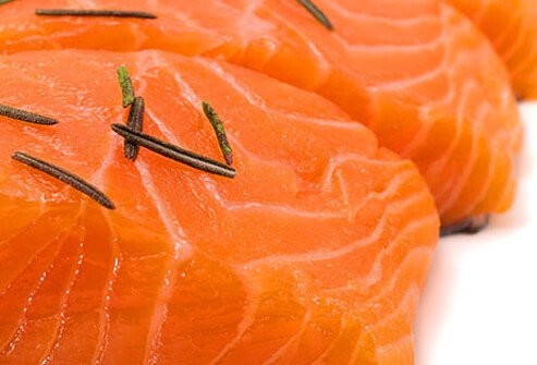  4. Ăn cá cho sức khỏe tim mạch Cá nói chung là thực phẩm lành mạnh cho trái tim vì nó có nhiều axit béo omega-3 và ít chất béo bão hòa. Các axit béo omega-3 giúp làm giảm lượng chất béo trung tính trong máu. Đặc biệt chú ý nên ăn các loại cá béo. Nhưng hãy nhớ rằng việc chiên dầu với bất kỳ thực phẩm nào cũng làm giảm lợi ích sức khỏe của thực phẩm.