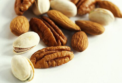  6. Các loại hạt cho sức khỏe tim mạch Các loại hạt giúp giảm cholesterol vì chúng có hàm lượng chất béo đơn không bão hòa cao. Dạng chất béo này làm giảm cholesterol LDL có hại trong khi vẫn duy trì mức cholesterol HDL tốt. Điều này làm giảm nguy cơ mắc bệnh tim. Tuy nhiên, cũng không nên ăn nhiều vì các loại hạt có hàm lượng calo cao, đặc biệt nếu chúng được phủ đường hoặc sô cô la.