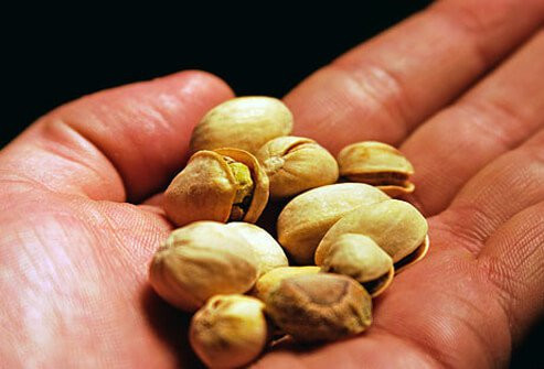  2. Tính khẩu phần bằng bàn tay Những bữa ăn với khẩu phần lớn góp phần gây tăng cân và cholesterol cao. Một cách dễ dàng để thực hành kiểm soát khẩu phần cho bữa ăn là sử dụng bàn tay của bạn như một dụng cụ đo lường. Mỗi lượng thực phẩm có thể nắm trong lòng bàn tay được tính là kích thước một phần ăn.