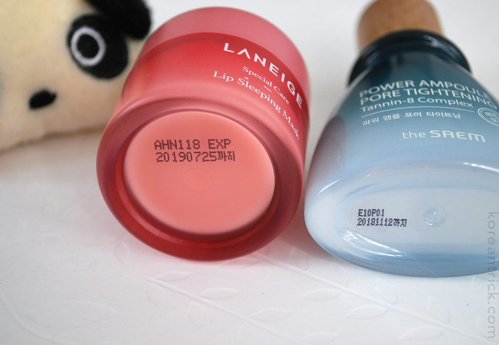 Mỗi tháng một lần hãy kiểm tra hạn sử dụng của các sản phẩm làm sạch, dưỡng da và trang điểm. Bạn có thể không sử dụng hết sản phẩm trước khi hết hạn, nhưng điều đó không có nghĩa là nó vẫn còn tốt để sử dụng, đặc biệt là với những sản phẩm trong hũ mà bạn phải dùng ngón tay để lấy.