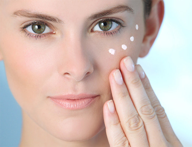 Hẳn là bạn đã nghe về những tổn thương mà tia nắng mặt trời có thể gây ra cho chúng ta. Các nghiên cứu cho thấy tia cực tím góp đến 80% nguyên nhân gây lão hóa da. Hãy bảo vệ da với sản phẩm chống nắng có chỉ số chống nắng SPF30 hàng ngày.