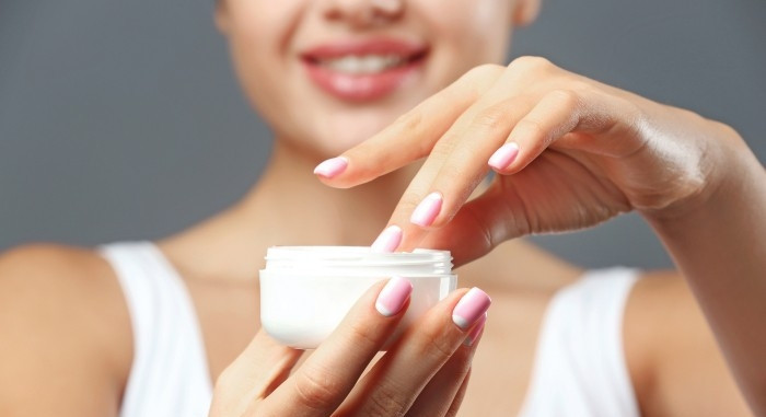 Ngón tay của bạn có thể là nguồn lây nhiễm, đưa thêm vi khuẩn hay tác nhân ô nhiễm vào và làm chúng phát triển mạnh trong hũ sản phẩm. Dù chưa hết hạn nhưng cũng hãy bỏ ngay những sản phẩm đã mở nắp sau 6 tháng, hoặc những sản phẩm đã đổi màu, hoặc có mùi lạ.