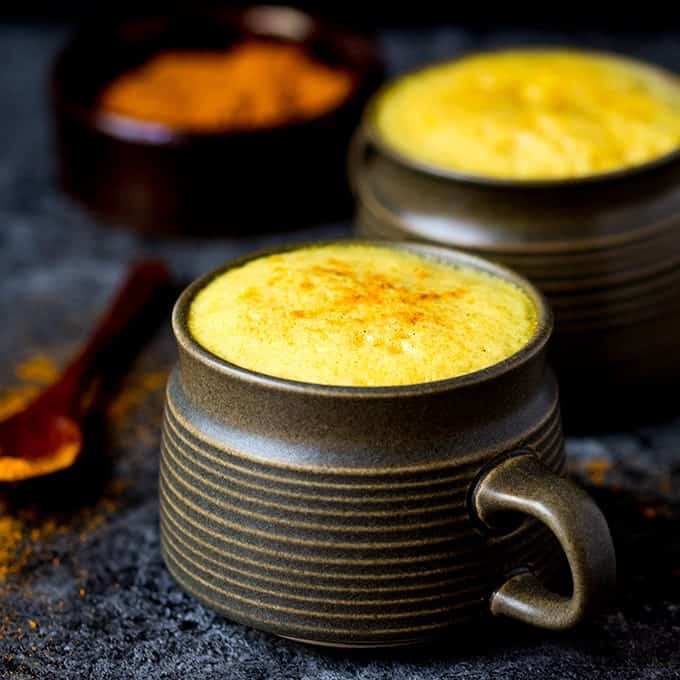  4. Hỗ trợ tiêu hóa nhờ nghệ Nếu bạn thường xuyên cập nhật các blog về sức khỏe, có lẽ bạn không lạ gì với cà phê nghệ nổi tiếng. Nhiều lợi ích dược phẩm của nghệ đến từ hợp chất curcumin, có đặc tính chống oxy hóa và chống viêm mạnh mẽ, giúp hỗ trợ giải độc gan, hỗ trợ tiêu hóa, và thậm chí có thể giúp điều trị trầm cảm.