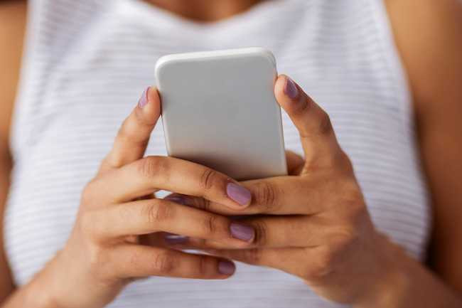  10. Thời gian xem điện thoại Giới hạn bản thân tối đa 2 tiếng mỗi ngày không liên quan đến công việc hoặc học tập. Trong đó bao gồm cả thời gian sử dụng điện thoại thông minh. Quá nhiều thời gian dán vào thiết bị đó đã dẫn đến một tình trạng đau lưng, cổ và vai. Ánh sáng màn hình điện thoại có thể gây rối với giấc ngủ của bạn.