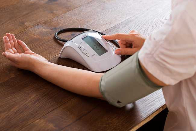  3. Huyết áp Lý tưởng nhất là chỉ số huyết áp tâm thu (chỉ số trên) ở mức thấp hơn 120, và huyết áp tâm trương (chỉ số dưới) thấp hơn mức 80. Khi các con số này cao hơn 130 và 80 có thể bạn bị huyết áp cao. Bạn có thể không có bất kỳ triệu chứng nào, nhưng huyết áp cao có thể gây vấn đề về tim mạch, nó cũng có thể gây ra vấn đề với thận, mắt và đời sống tình dục.