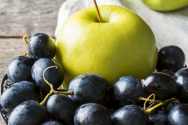  12. Trái cây mỗi ngày Người từ 30 tuổi trở xuống nên ăn/uống 2 phần trái cây mỗi ngày. Một phần là bao nhiêu: Một quả táo, một quả chuối lớn, một quả lê vừa, 8 quả dâu tây lớn, hoặc 1/2 chén trái cây sấy khô. Nếu bạn năng động hơn, bạn có thể ăn nhiều hơn vì bạn đang đốt cháy thêm calo. Trái cây có rất nhiều chất dinh dưỡng như vitamin C, kali, chất xơ và axit folic.