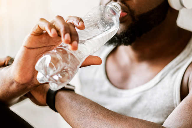  11. Nước Dừng chờ khát mới uống nước. Hãy uống ít nhất một ly nước vào thời gian giữa các bữa ăn. Bạn có thể cần nhiều hơn nếu thời tiết nóng hoặc khô, hoặc khi bạn đang mang thai. Uống trước và trong khi tập thể dục và trong vòng 30 phút sau đó.