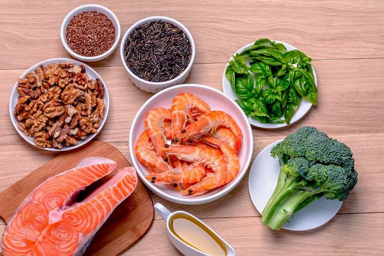 Thực phẩm giàu axit béo omega-3 gồm sữa, ngũ cốc, quả hạch và cá, đặc biệt là cá béo như cá mòi, cá trích, cá thu, cá hồi,...