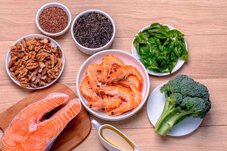 Thực phẩm giàu axit béo omega-3 gồm sữa, ngũ cốc, quả hạch và cá, đặc biệt là cá béo như cá mòi, cá trích, cá thu, cá hồi,...