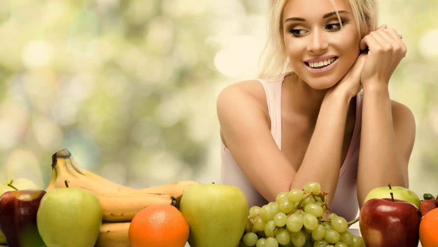 Một số lựa chọn thực phẩm thân thiện với da, giúp da sạch mụn bao gồm: các loại trái cây và rau quả màu vàng và màu cam như cà rốt, mơ và khoai lang; rau bina và rau lá xanh đậm khác, cà chua, quả việt quất, bánh mì nguyên cám, gạo lức, hạt quinoa, hạt bí ngô, đậu, gà tây, cá hồi, cá thu và các loại cá béo khác.