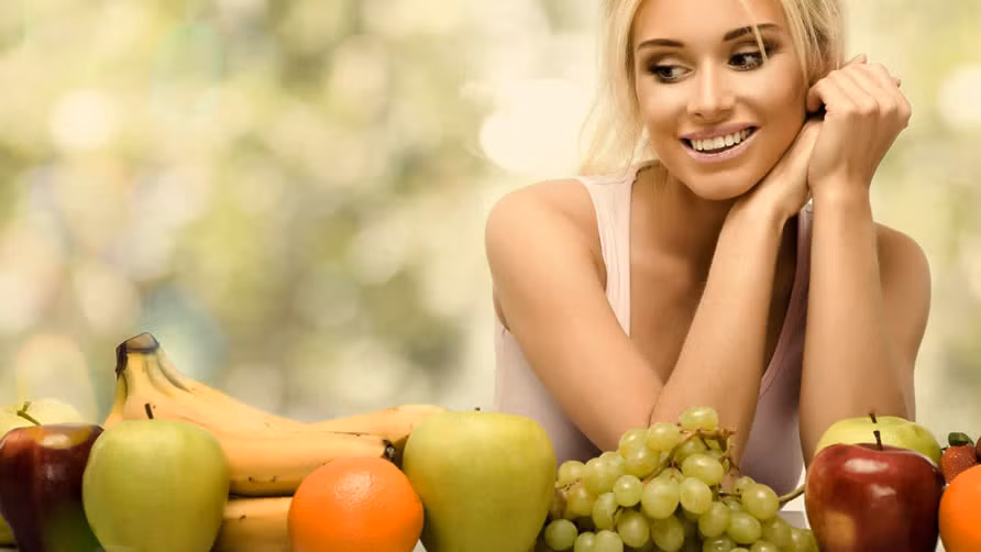 Một số lựa chọn thực phẩm thân thiện với da, giúp da sạch mụn bao gồm: các loại trái cây và rau quả màu vàng và màu cam như cà rốt, mơ và khoai lang; rau bina và rau lá xanh đậm khác, cà chua, quả việt quất, bánh mì nguyên cám, gạo lức, hạt quinoa, hạt bí ngô, đậu, gà tây, cá hồi, cá thu và các loại cá béo khác.