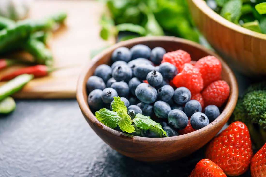 Thực phẩm có chứa các thành phần sau đây cũng được cho là có lợi cho da vì chúng giảm viêm, giảm mụn: khoáng chất kẽm, vitamin A và E, axit béo omega-3 và chất chống oxy hóa.