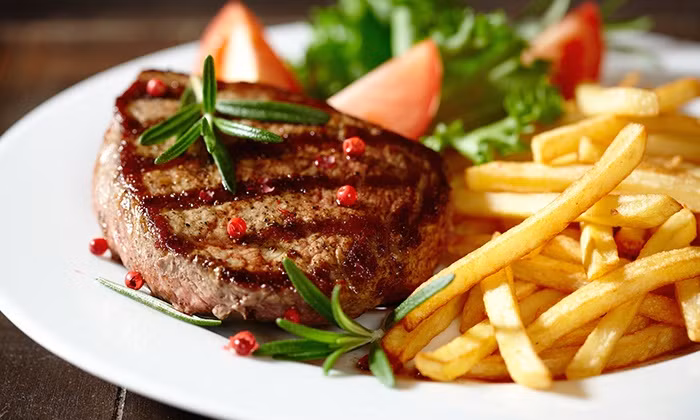 Các nhà nghiên cứu đã nghiên cứu mối liên hệ giữa cái gọi là "chế độ ăn kiêng phương Tây" và mụn trứng cá. Loại chế độ ăn uống này chủ yếu dựa vào: carbohydrates đường huyết cao, sữa, chất béo bão hòa, chất béo chuyển hóa.