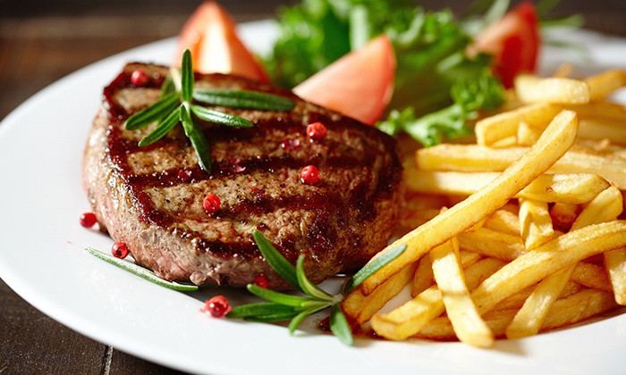 Các nhà nghiên cứu đã nghiên cứu mối liên hệ giữa cái gọi là "chế độ ăn kiêng phương Tây" và mụn trứng cá. Loại chế độ ăn uống này chủ yếu dựa vào: carbohydrates đường huyết cao, sữa, chất béo bão hòa, chất béo chuyển hóa.