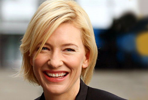  7. Ngắn mềm mại Mái tóc thẳng, mượt, mềm mại, trông đẹp nhất ở độ dài ngang vai hoặc thậm chí ngắn hơn. Cate Blanchett trông thực sự trẻ trung, vui tươi, nhờ mái tóc ngắn tỉa nhẹ hai bên và hơi dài hơn ở phía sau.