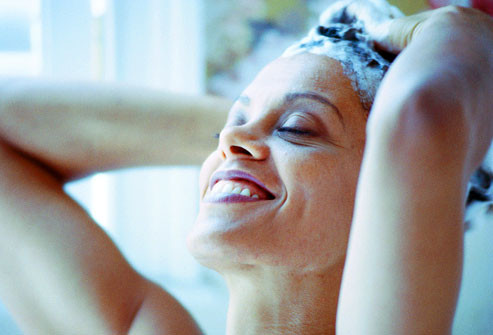  12. Mái tóc khỏe mạnh là mái tóc trẻ trung Mái tóc sáng bóng, khỏe khoắn sẽ trông trẻ trung hơn dù bạn bao nhiêu tuổi. Vì vậy, hãy chú ý chăm sóc thật tốt cho mái tóc. Khi gội đầu, hãy massage nhẹ nhàng để máu lưu thông và tăng cường sức khỏe chân tóc. Các chất dinh dưỡng giúp tóc phát triển dày và đẹp bao gồm trà xanh, biotin, vitamin B và vitamin A, C, và E.