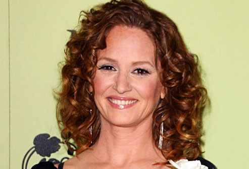  5. Những lọn tóc vui tươi Một mái đầu với những lọn tóc óng ả và thái độ trẻ trung, thì Melissa Leo dù có 50 hay hơn vẫn không hề có dấu hiệu lão hóa nào trên mặt và cổ. Bí quyết là dùng hai loại lược uốn có kích thước khác nhau để tạo kiểu. Và dùng các ngón tay xoắn những lọn tóc lỏng lẻo và xịt keo giữ nếp nhẹ.