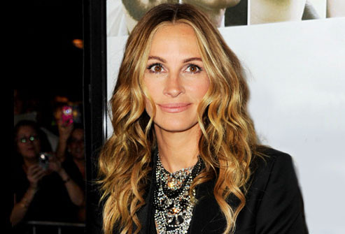  2. Tóc dài lả lơi Một số phụ nữ nghĩ rằng họ nên để tóc ngắn khi qua tuổi 40. Nhưng Julia Roberts chứng minh tóc dài vẫn chắc vẫn giúp bạn trẻ trung. Đừng để tóc thẳng bám dính quanh khuôn mặt của bạn, mà hãy chọn sóng nhẹ, lả lơi mềm mại. Chắc chắn bạn sẽ đẹp hoàn hảo.