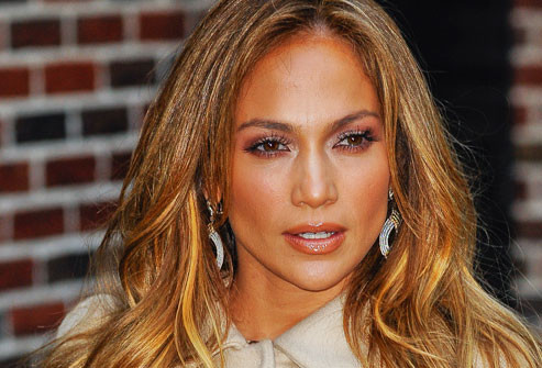  8. Highlight làm nổi bật khuôn mặt Tất nhiên, một trong những thủ thuật mạnh mẽ nhất để quay ngược thời gian là màu tóc - và chúng ta không chỉ nói về việc phủ màu. Jennifer Lopez trông rạng rỡ với những lọn highlight màu caramel nổi bật. Nhưng đừng lạm dụng điều đó, chỉ 5 hoặc 10 lọn hightlight quanh chân tóc là đủ để làm sáng khuôn mặt.