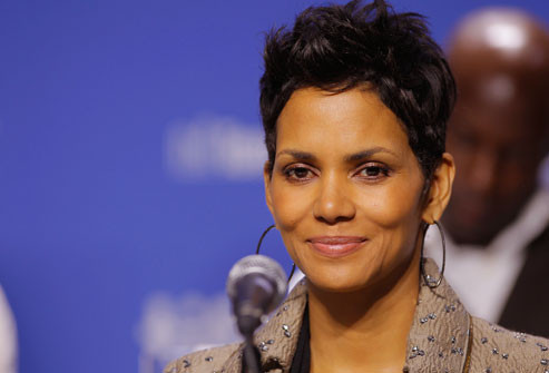  3. Nghịch, phá cách Bạn muốn một mái tóc phá cách? Hãy tránh phong cách quá bóng hoặc quá cứng. Với một chút sáp tạo kiểu và kéo vài lọn tóc một cách thật tự nhiên như Halle Berry bạn sẽ thu hút mọi ánh nhìn. Chú ý rằng mái tóc cắt pixie thường hợp nhất đối với phụ nữ có khuôn mặt nhỏ gọn và các đường nét tinh tế.