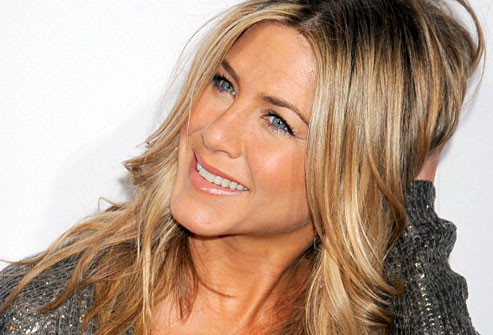  9. Bật nhẹ tông màu trông trẻ hơn Màu tóc đen có thể khiến bạn trông già. Hãy thử màu nhẹ hơn 2 tông so với màu sắc tự nhiên của tóc bạn và sau đó thêm vài lọn highlight nổi bật tinh tế như Jennifer Anniston.