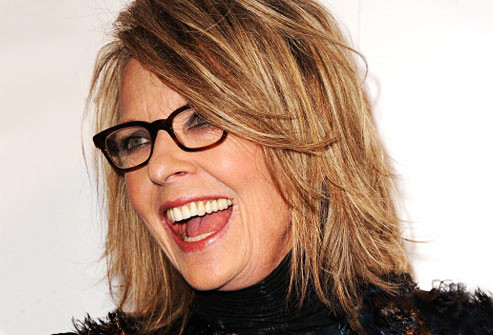  6. Tóc nhiều lớp Những lớp tóc mỏng của Diane Keaton với chiều dài vừa khuôn mặt của cô ấy tạo nên phong cách trẻ trung. Kiểu tóc này về cơ bản vẫn là tóc bob với các lớp tỉa tự nhiên. Dùng máy sấy thổi bông tóc, và lấy tay vuốt từng lớp, xịt keo xịt tóc để tạo kết cấu tách và giữ các lọn rời rạc một cách ngẫu hứng và tự nhiên.