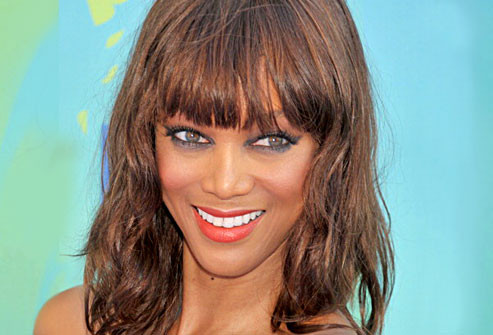  11. Mái bằng ấn tượng Kiểu để mái như Tyra Banks đặc biệt có hiệu ứng tôn đôi mắt nổi bật. Và nó cũng giúp bạn che nếp nhăn trán. Nhưng nếu bạn có bọng mắt hoặc nếp nhăn quanh mắt bạn thì kiểu mái này có thể “phản” bạn vì nó thu hút sự chú ý vào vùng mắt.