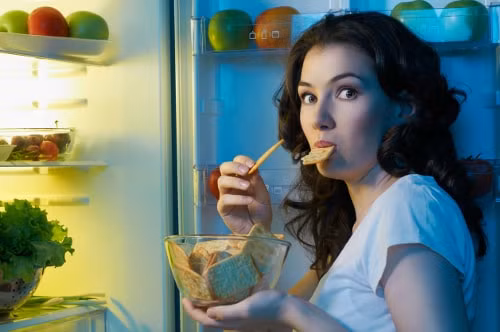  9. Đừng ăn khuya Ăn khuya có thể ảnh hưởng tiêu cực đến chất lượng giấc ngủ và sự giải phóng tự nhiên của hormone tăng trưởng và melatonin.