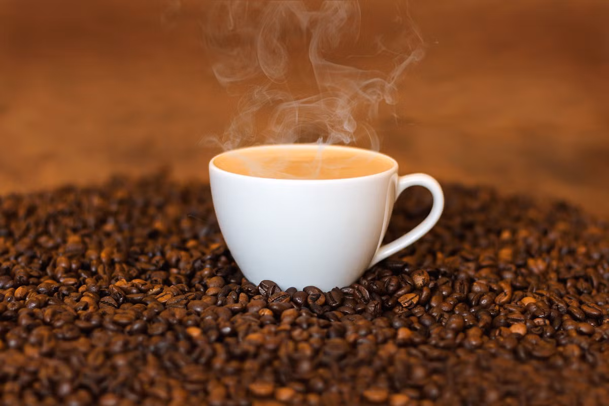  3. Đừng uống cà phê vào cuối ngày Caffeine có thể làm giảm đáng kể chất lượng giấc ngủ, đặc biệt là nếu bạn uống nhiều vào buổi chiều muộn hoặc buổi tối. Khi đó, sự kích thích hệ thần kinh có thể ngăn cơ thể bạn thư giãn một cách tự nhiên vào ban đêm.