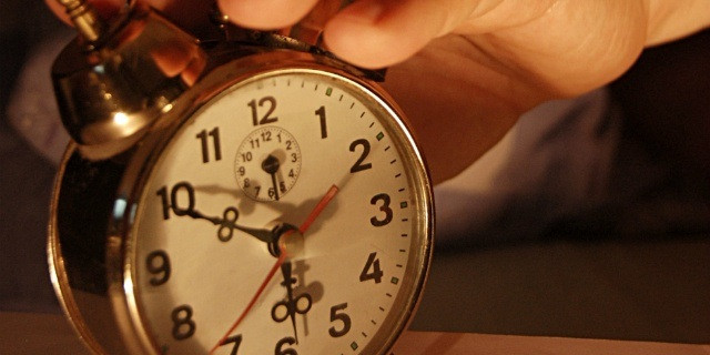  5. Ngủ và thức dậy vào thời điểm nhất quán Nhịp sinh học của cơ thể được thiết lập theo chu kỳ mặt trời mọc và lặn. Ngủ và thức dậy vào thời điểm nhất quán có thể hỗ trợ chất lượng giấc ngủ về lâu dài.