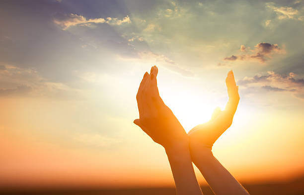  1. Tăng tiếp xúc ánh sáng ban ngày Ánh sáng mặt trời ban ngày có thể cải thiện chất lượng và thời lượng giấc ngủ, đặc biệt là ở những người có vấn đề nghiêm trọng về giấc ngủ hoặc hay bị mất ngủ.