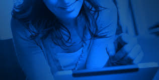  2. Giảm tiếp xúc ánh sáng xanh vào buổi tối Tiếp xúc với ánh sáng ban ngày có lợi, nhưng phơi sáng ban đêm lại có hiệu ứng ngược lại. Ánh sáng xanh phát ra từ các thiết bị điện tử như điện thoại thông minh và máy tính đặc biệt có hại.