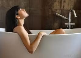  11. Tắm bồn hoặc tắm thư giãn Bồn tắm hoặc vòi sen thư giãn là một cách phổ biến để ngủ ngon hơn. Tắm nước ấm, tắm vòi sen hoặc ngâm chân trước khi đi ngủ có thể giúp bạn thư giãn và cải thiện chất lượng giấc ngủ của bạn, đồng thời cũng giúp ngủ nhanh hơn, đặc biệt là với người già