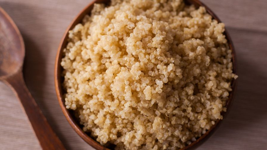  Quinoa Loại hạt này là giấc mơ của người ăn chay và thuần chay bởi có chứa một dạng protein hoàn chỉnh. Điều đó có nghĩa nó có tất cả các axit amin mà cơ thể cần lấy từ thức ăn, chẳng hạn như thịt. Một tách quinoa nấu chín có 8 gam protein (tương đương hai lát gà tây deli) và không có gluten.