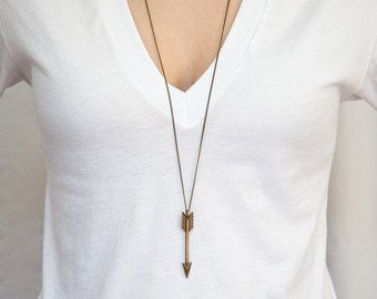 4. Dây chuyền dài Dây chuyền dài được cho là phụ kiện giúp tâng bốc phần trên cơ thể, đồng thời tạo ra ảo giác của các đường thẳng đứng. Thật dễ dàng để bạn trông cao hơn phải không?