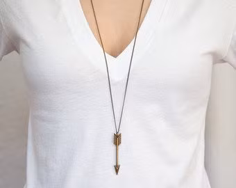 4. Dây chuyền dài Dây chuyền dài được cho là phụ kiện giúp tâng bốc phần trên cơ thể, đồng thời tạo ra ảo giác của các đường thẳng đứng. Thật dễ dàng để bạn trông cao hơn phải không?