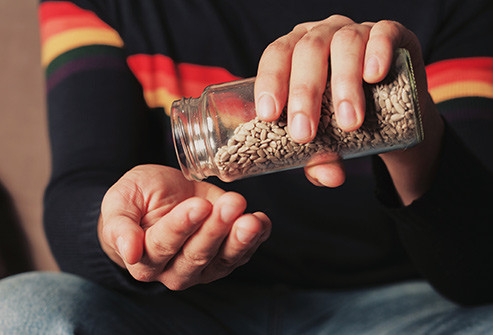  2. Hạt hướng dương và hạt dẻ 1 ounce (tương đương 28g) hạt này có một nửa lượng vitamin E đề xuất cho người lớn mỗi ngày. Vitamin E, cùng với các chất dinh dưỡng khác, có thể giúp làm chậm quá trình thoái hóa điểm vàng liên quan đến tuổi tác. Nó cũng giúp ngăn ngừa bệnh đục thủy tinh thể.