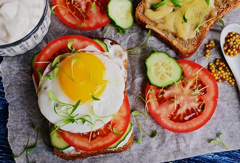  8. Trứng Trứng có lợi ích tổng hợp tuyệt vời. Kẽm trong trứng sẽ giúp cơ thể bạn sử dụng lutein và zeaxanthin từ lòng đỏ. Màu vàng cam của các hợp chất này ngăn chặn ánh sáng xanh có hại làm tổn thương võng mạc. Trứng giúp tăng cường lượng sắc tố bảo vệ trong điểm vàng, phần mắt kiểm soát tầm nhìn trung tâm.