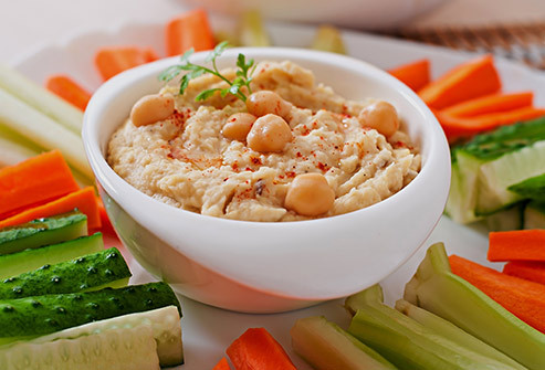  7. Đậu và các loại đậu Ưu tiên lựa chọn ăn chay, ít béo, chất xơ cao để giữ cho thị lực nhìn sắc nét vào ban đêm và làm chậm quá trình thoái hóa điểm vàng. Các thực phẩm họ đậu như đậu đen, đậu thận và đậu lăng cũng có tác dụng tương tự.