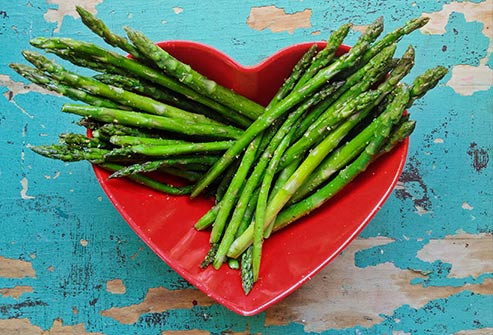  Folate Ăn thức ăn có chất dinh dưỡng này sẽ giúp giảm nguy cơ mắc bệnh tim và đau tim. Bạn có rất nhiều lựa chọn, từ rau xanh đậm như rau bina, hoặc ăn đậu lăng, đậu lima và măng tây. Bạn có thể dùng thực phẩm chức năng nhưng Hiệp hội Tim mạch Mỹ tin rằng tốt nhất vẫn là chế độ ăn uống với nhiều loại thực phẩm giàu folate.